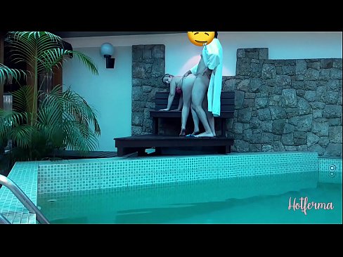 ❤️ O xefe invita a criada á piscina, pero non puido resistirse a un quente ❤ Follar en nós ﹏
